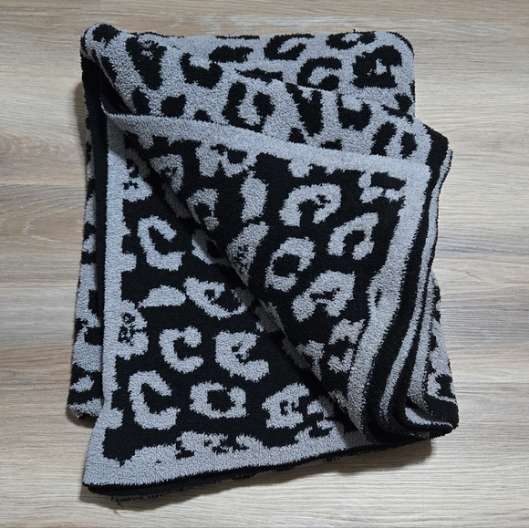Barefoot Dreams Other - Barefoot Dreams Cozy Chic Barefoot in the Wild Leopard Blanket Throw